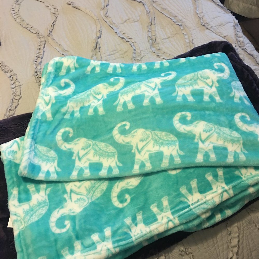AVAFORT Elephant Lightweight Cozy Throw - NWOT
